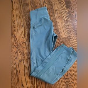 Women’s Lululemon powder blue leggings. Size 4. Pockets and drawstring.